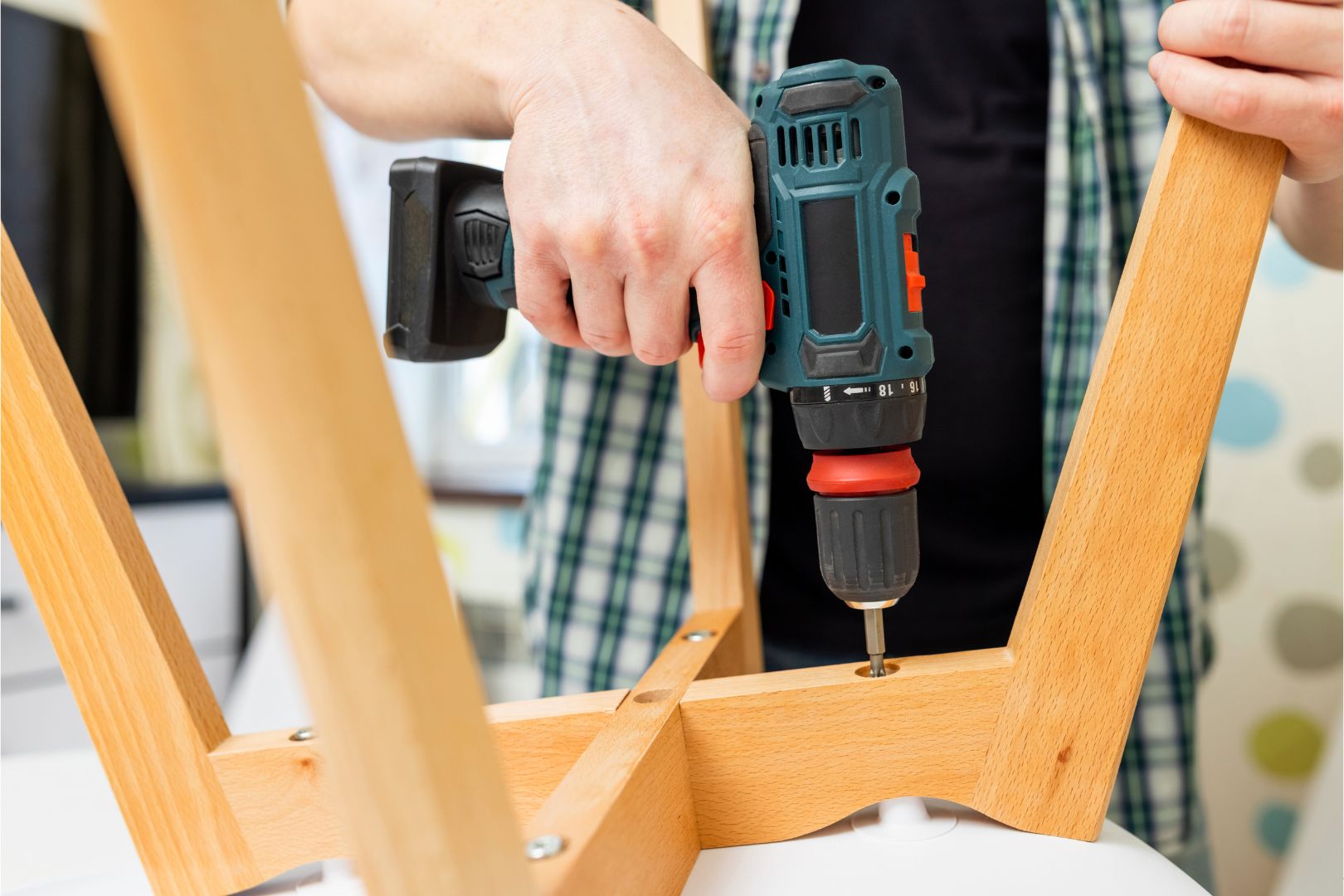 como montar sua cadeira de escritorio usando a furadeira certa