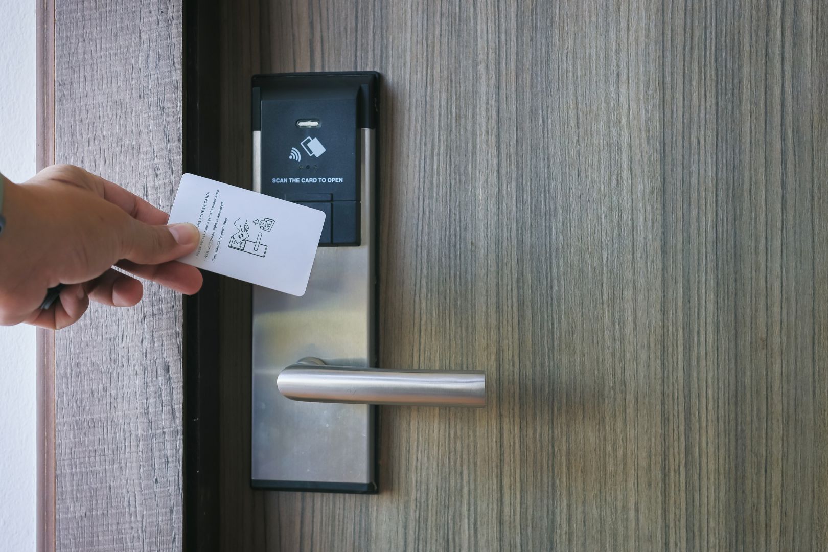 passo a passo para medir e fixar uma fechadura digital com precisao