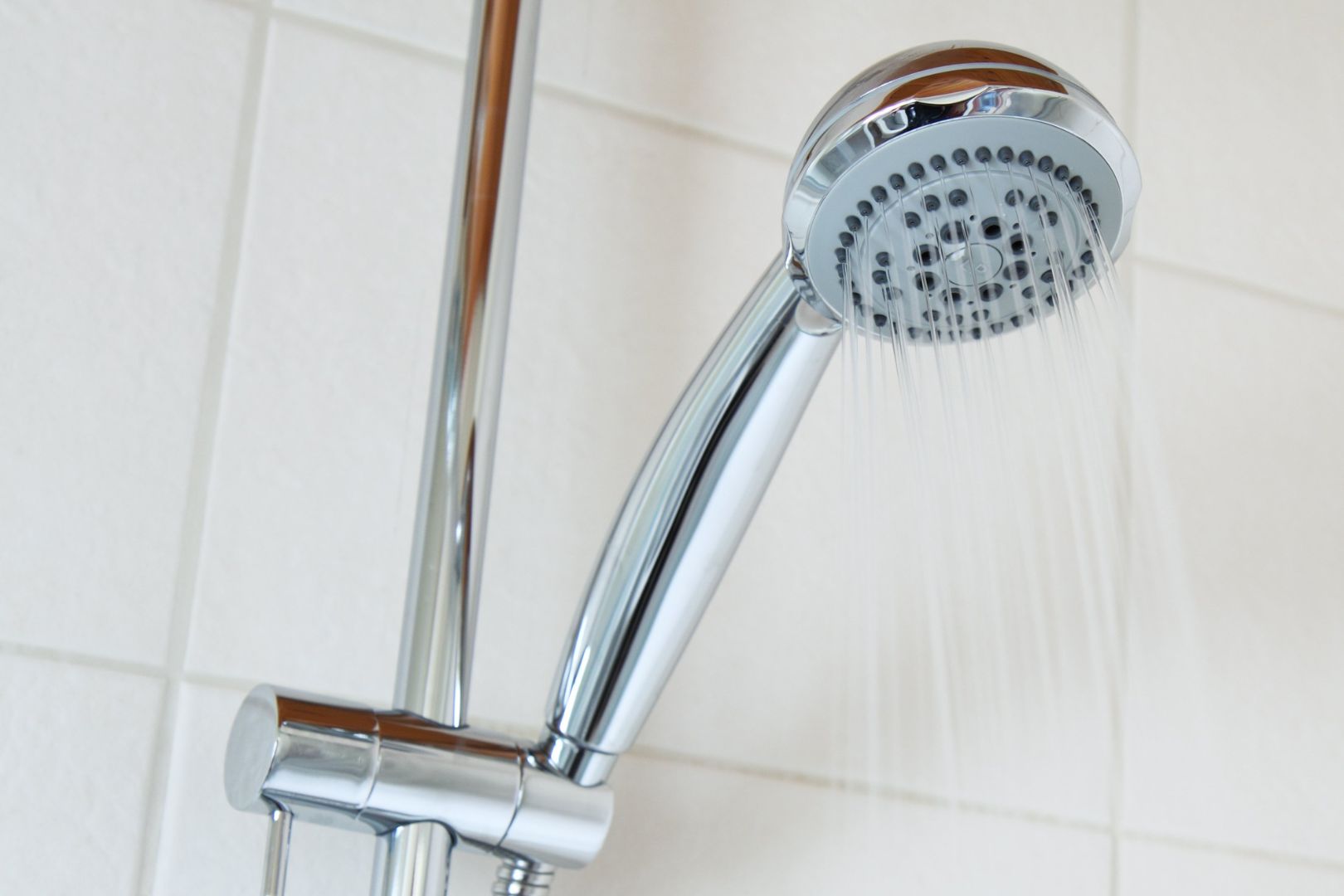 Como Ajustar a Altura do Chuveiro Sem Contratar Encanador